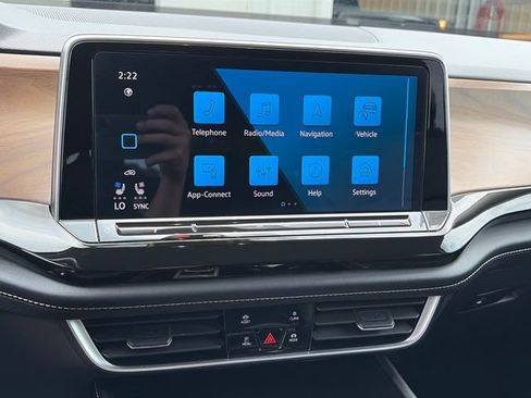 Used 2025 Volkswagen Atlas SE AWD/4WD image 18