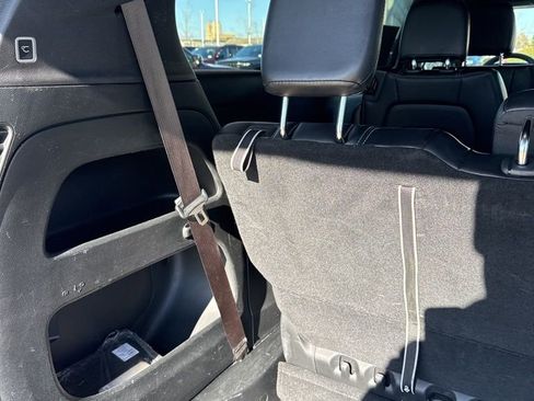 Used 2025 Chrysler Pacifica Select image 24