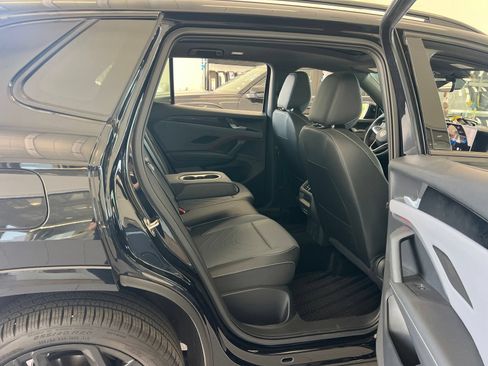Certified 2025 Volkswagen Tiguan SE R-Line AWD/4WD image 30