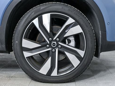 Certified 2025 Volvo XC40 B5 Plus image 40