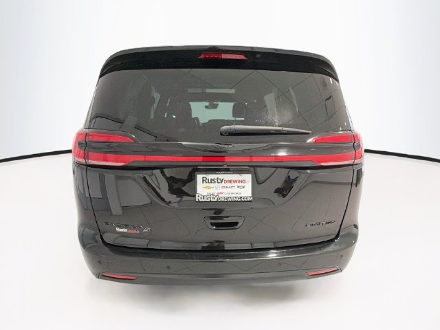 Used 2025 Chrysler Pacifica Limited FWD image 6