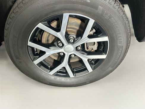 Used 2023 Jeep Grand Cherokee L Limited AWD/4WD image 11