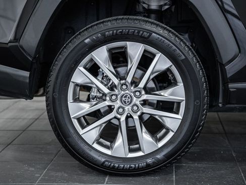 Used 2020 Toyota RAV4 XLE Premium image 18