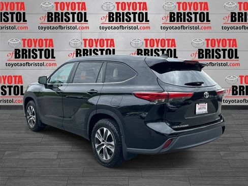 Used 2023 Toyota Highlander XLE AWD/4WD image 5