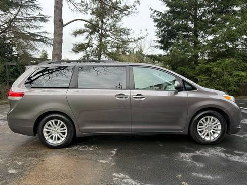 Used 2013 Toyota Sienna XLE w/ Premium Pkg image 4