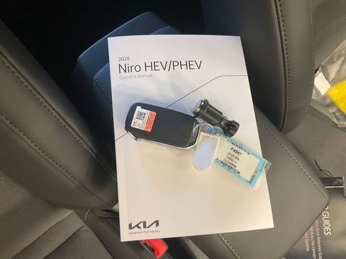 Certified 2025 Kia Niro EX image 26
