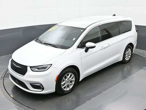 Used 2023 Chrysler Pacifica Touring image 32