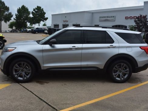 Used 2021 Ford Explorer XLT w/ Equipment Group 202A RWD image 9