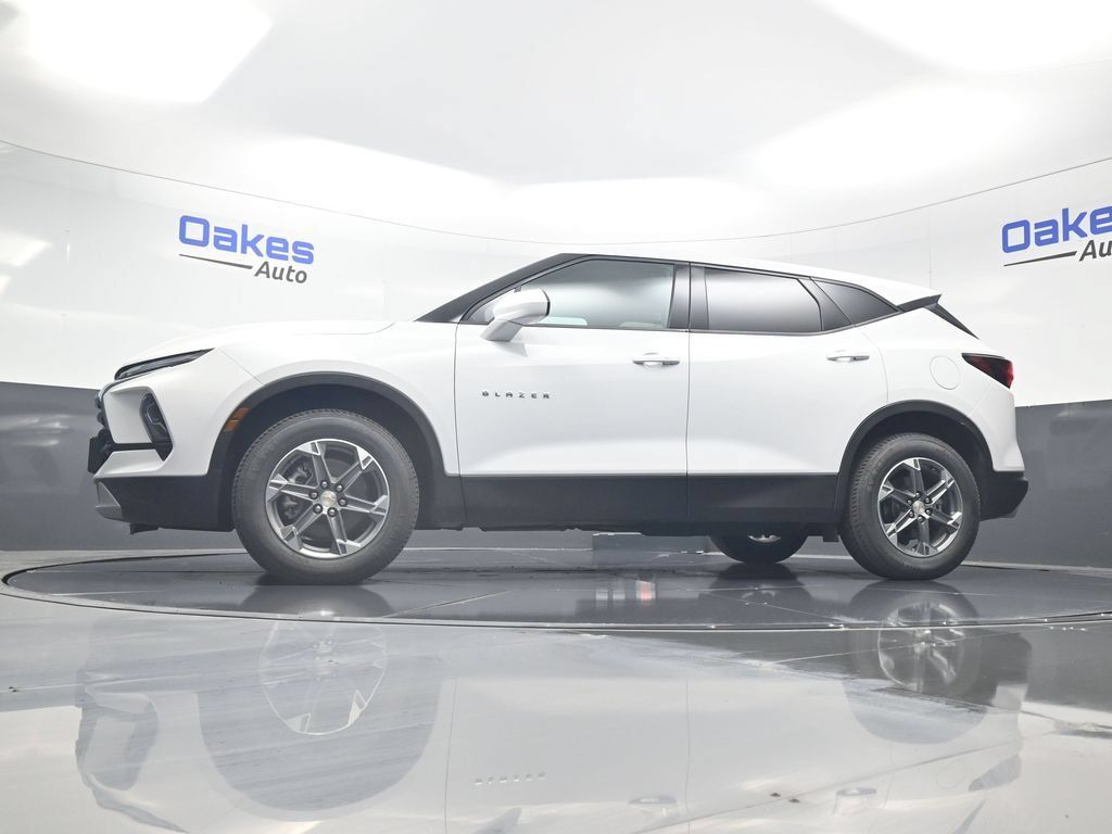 Used 2025 Chevrolet Blazer LT AWD/4WD image 40