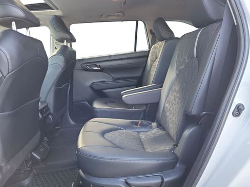 Used 2025 Toyota Highlander XLE image 21