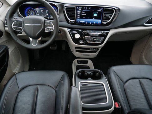 Used 2024 Chrysler Pacifica Touring-L image 11