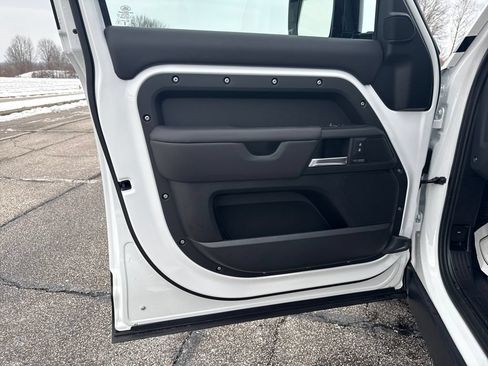 New 2025 Land Rover Defender 130 X-Dynamic SE AWD/4WD image 8