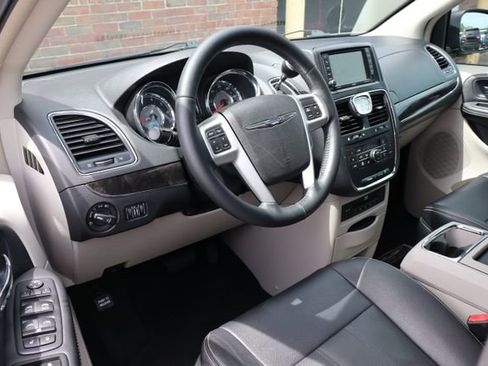 Used 2016 Chrysler Town & Country Touring-L FWD image 14