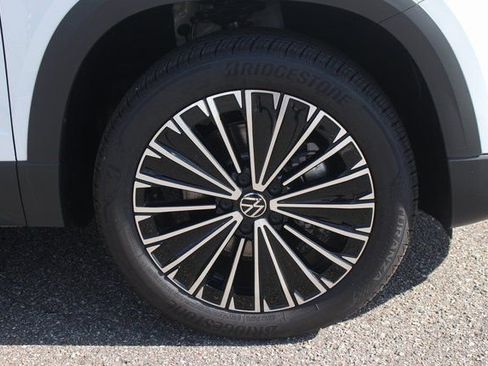 Used 2025 Volkswagen Taos SE image 9