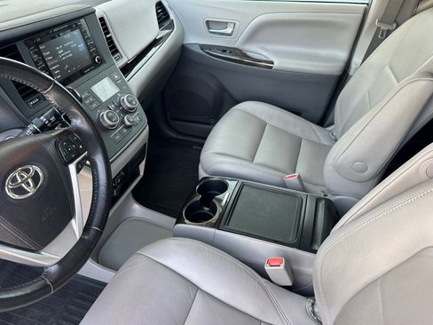 Used 2019 Toyota Sienna XLE w/ XLE Navigation Package FWD image 7