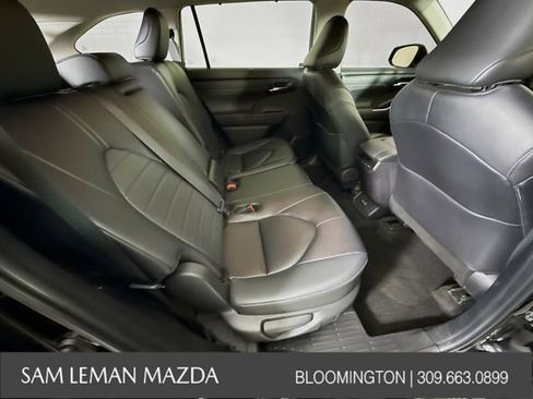 Used 2024 Toyota Highlander XLE FWD image 28