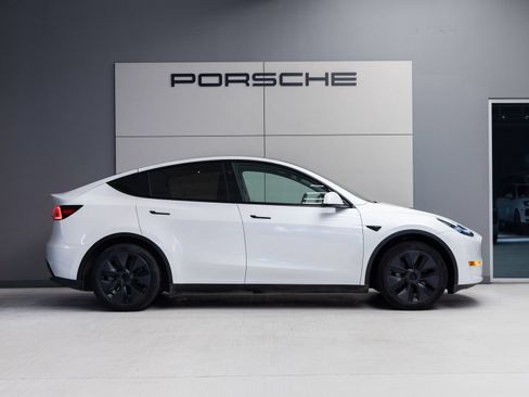 Used 2024 Tesla Model Y 2WD image 8