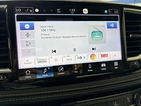 Used 2023 Chrysler Pacifica Limited FWD image 12