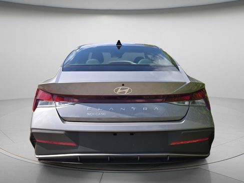 Used 2025 Hyundai Elantra SE FWD image 5