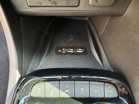 Used 2020 Buick Encore GX Essence w/ Experience Buick Package FWD image 21