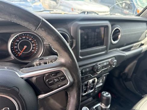 Used 2018 Jeep Wrangler Unlimited Sahara w/ Cold Weather Group AWD/4WD image 10