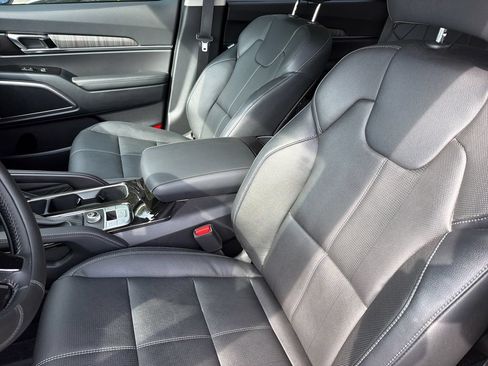 Used 2025 Kia Telluride EX FWD image 6