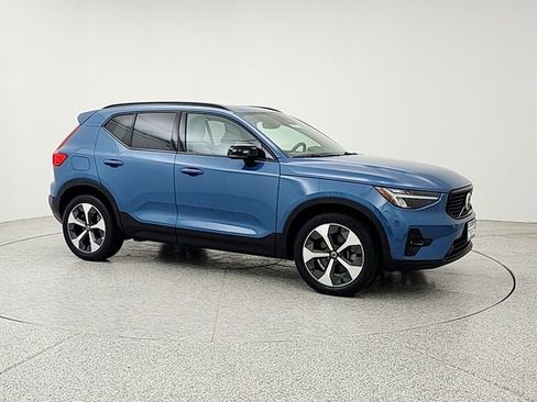 Certified 2023 Volvo XC40 B5 Plus AWD/4WD image 3