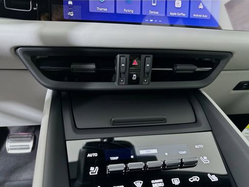 New 2026 Porsche Macan 4S Electric AWD/4WD image 18