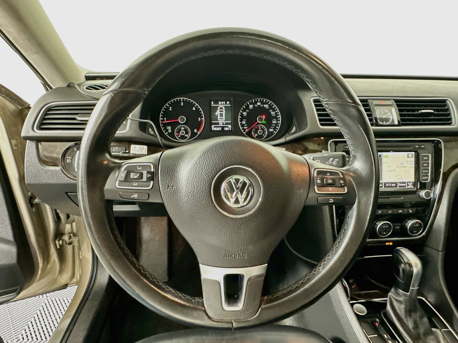 Used 2015 Volkswagen Passat TDI SEL Premium FWD image 11