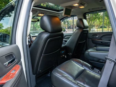 Used 2011 Cadillac Escalade Luxury AWD/4WD image 13