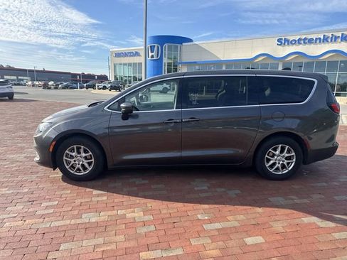 Used 2023 Chrysler Voyager LX FWD image 3