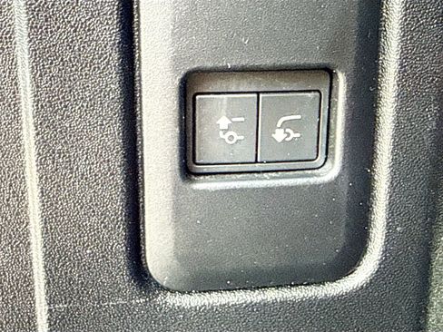 Used 2023 Land Rover Defender 90 V8 AWD/4WD image 13