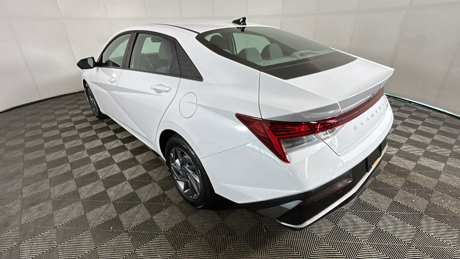 Used 2025 Hyundai Elantra Hybrid FWD image 5