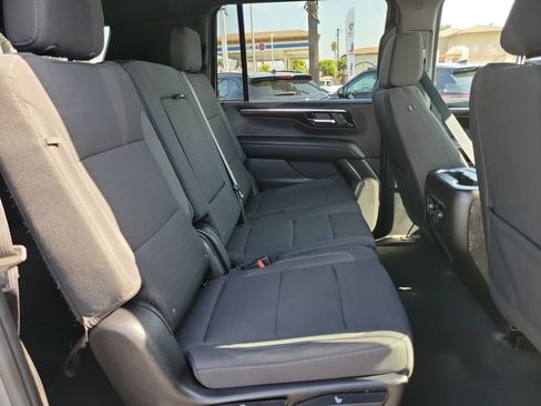 Used 2026 Chevrolet Suburban LS RWD image 18