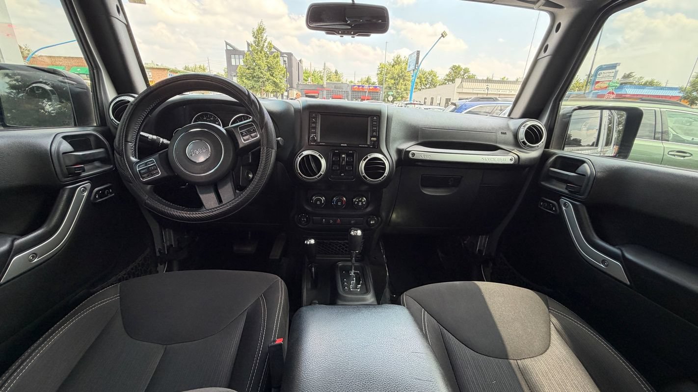 Used 2015 Jeep Wrangler Unlimited Sahara w/ Connectivity Group AWD/4WD image 10