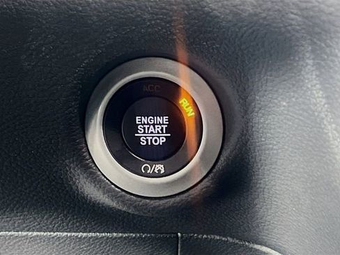 Used 2021 Chrysler Pacifica Touring w/ Uconnect Theater Family Group FWD image 19