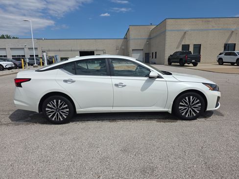 Used 2023 Nissan Altima 2.5 SV AWD/4WD image 2