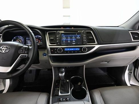 Used 2019 Toyota Highlander Limited Platinum image 2