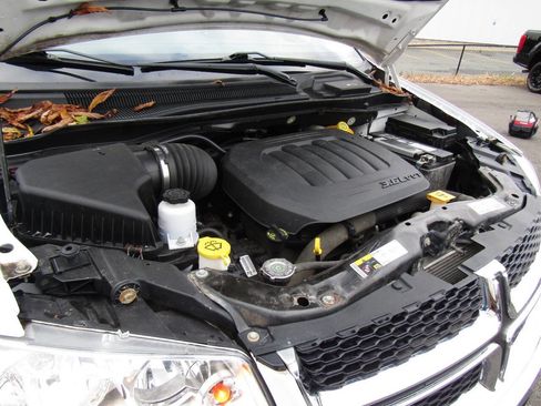 Used 2019 Dodge Grand Caravan SE w/ UConnect Hands-Free Group image 29