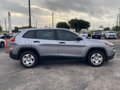Used 2017 Jeep Cherokee Sport FWD image 4