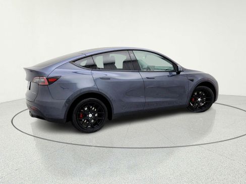 Used 2022 Tesla Model Y Long Range image 8
