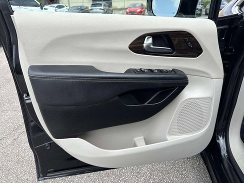 Used 2023 Chrysler Pacifica Limited FWD image 19