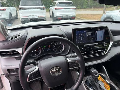 Used 2021 Toyota Highlander Platinum FWD image 13