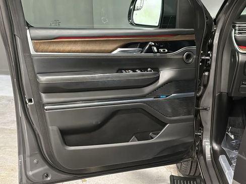Used 2022 Jeep Grand Wagoneer Series II AWD/4WD image 9