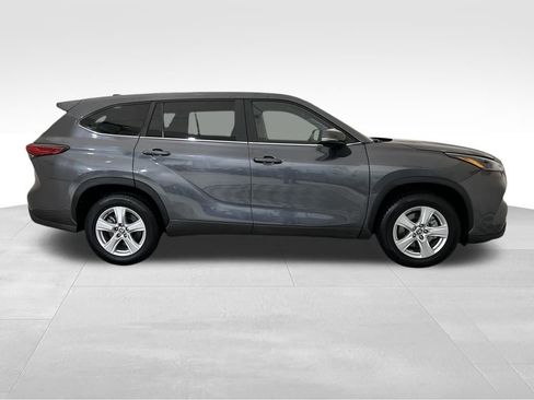 Used 2023 Toyota Highlander L image 6