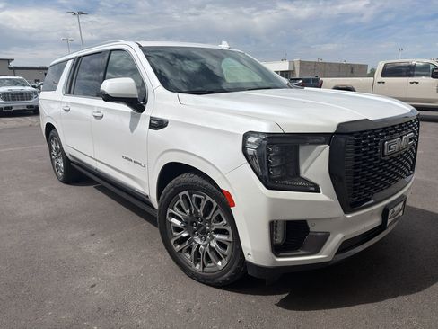 Used 2023 GMC Yukon XL Denali Ultimate AWD/4WD image 4