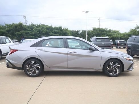 Used 2025 Hyundai Elantra Sport FWD image 3