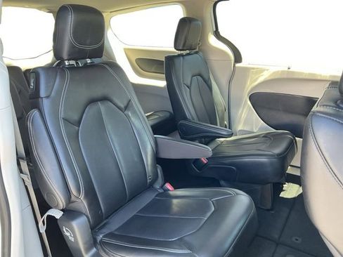 Used 2024 Chrysler Pacifica Touring-L FWD image 29