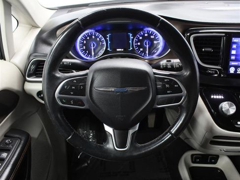 Used 2017 Chrysler Pacifica Touring-L image 14