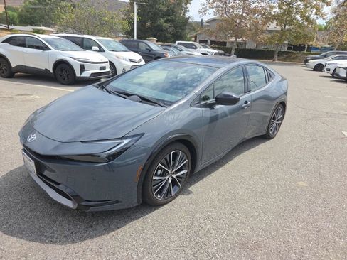 Used 2024 Toyota Prius XLE FWD image 1